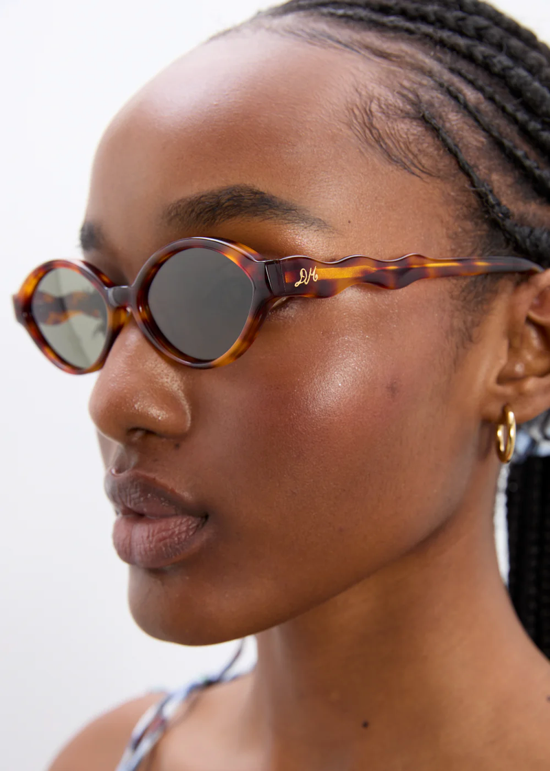 Slim Oval Sunglasses With Wavy Temple | Tort