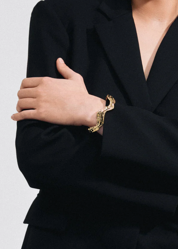 FEEL Wavy Bangle | Gold-Plated